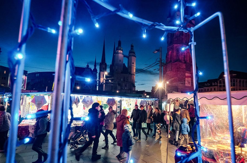 Etliche Händler hatten ihre Stände mit Lichterketten dekoriert.