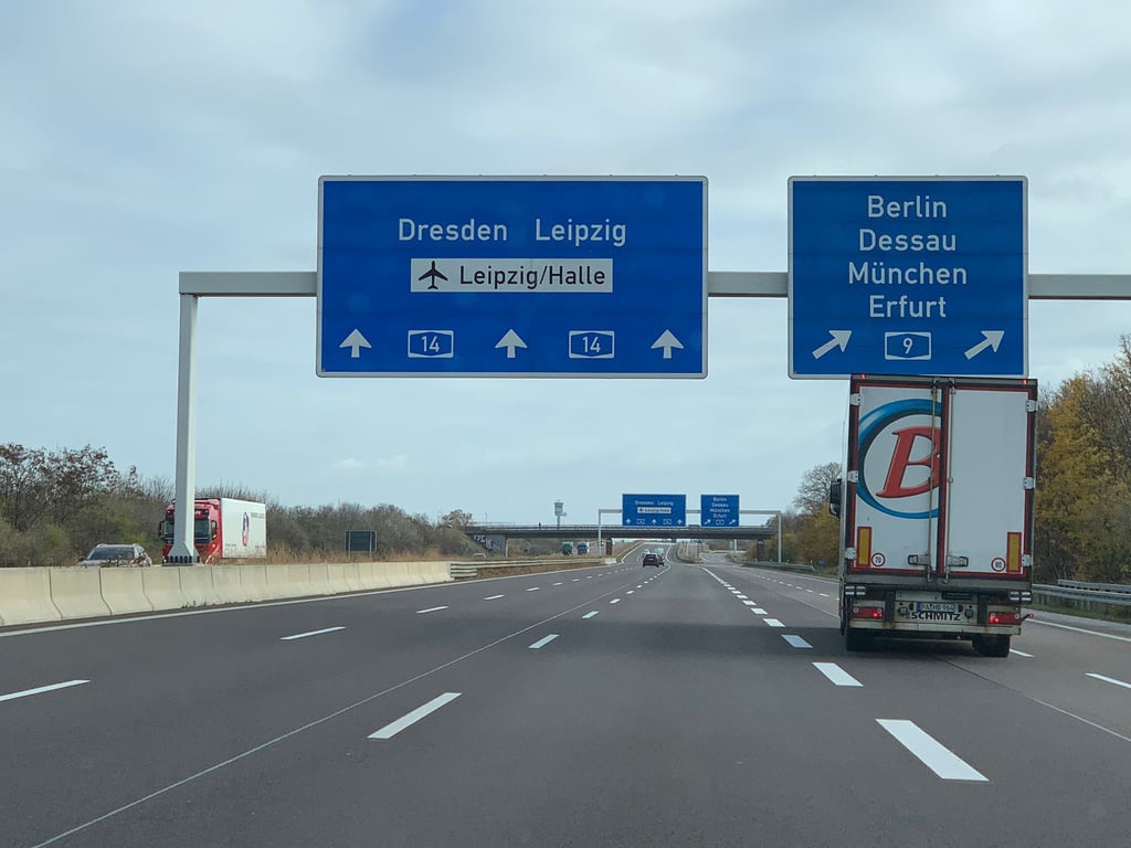 Die Polizei Halle und Leipzig gehen einer möglichen Gefahrenlage am Schkeuditzer Kreuz nach.