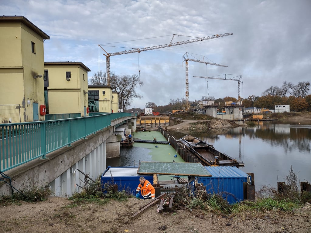 Ein Blick auf die Großbaustelle Quitzöbeler Wehrgruppe. Sie wird noch eine ganze Weile Baustelle bleiben. Denn nach dem Altarmwehr kommt das Durchstichwehr an die Reihe.