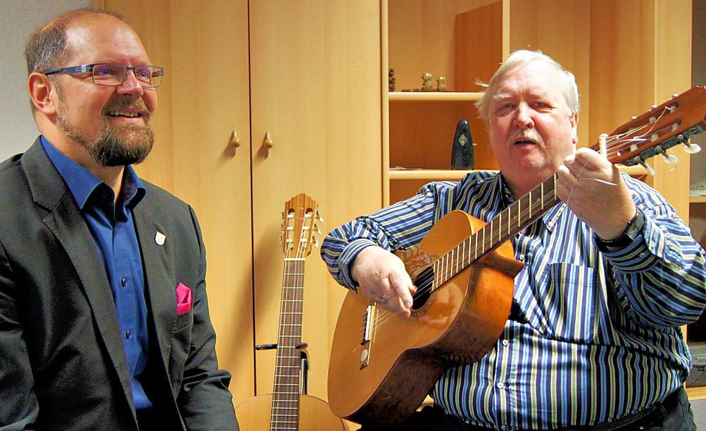 Als Landrat Martin Stichnoth (l.) zum 40. Leitungsjubiläum gratulierte, nahm Armin Hartwig die Gitarre in die Hand.