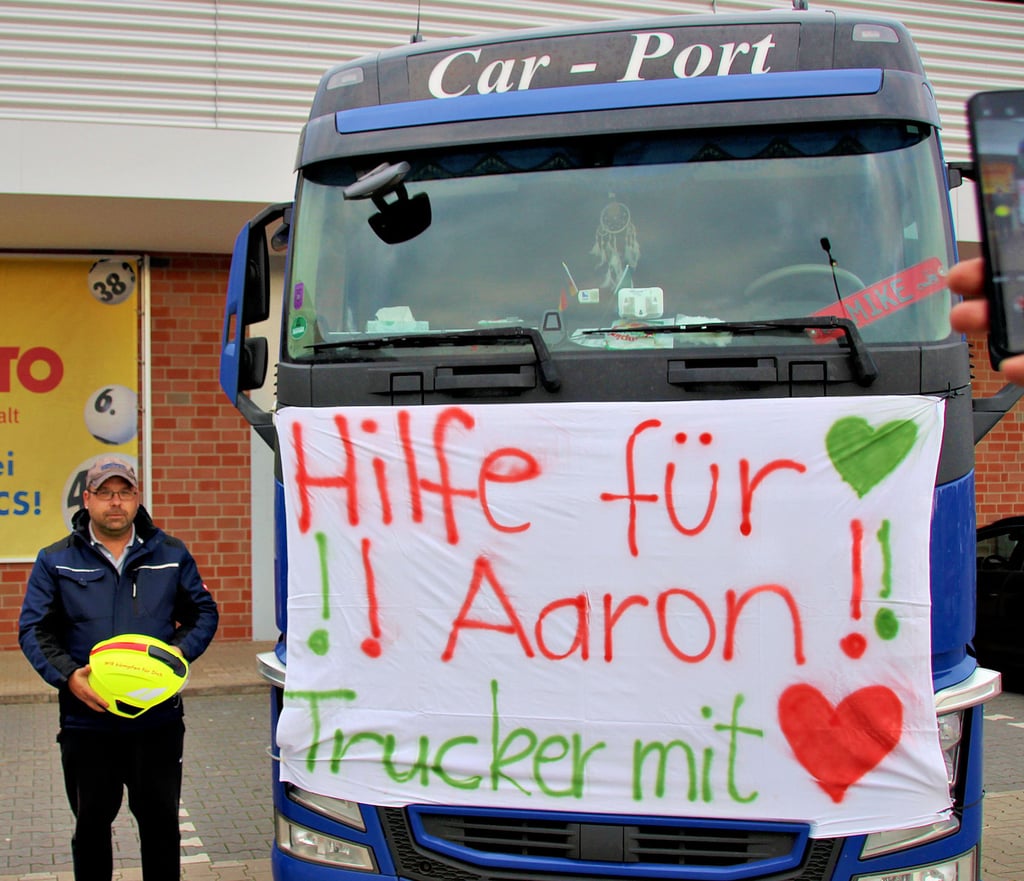 Besonders die Bilder von den Lastkraftwagen hätten dem kleinen Aaron gefallen. Er kämpft zurzeit in der Uniklinik Magdeburg um sein Leben. Es gehe ihm den Umständen entsprechend.