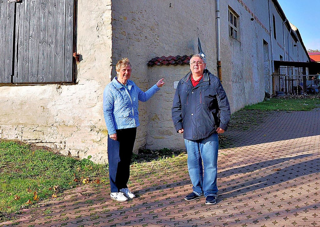 Gisela und Elmar Ziegler stehen vor dem Hof, auf dem damals die Rüben für die Zuckerproduktion vorbereitet wurden. Die beteiligten Bauern gelangten dadurch zu einigem Reichtum.