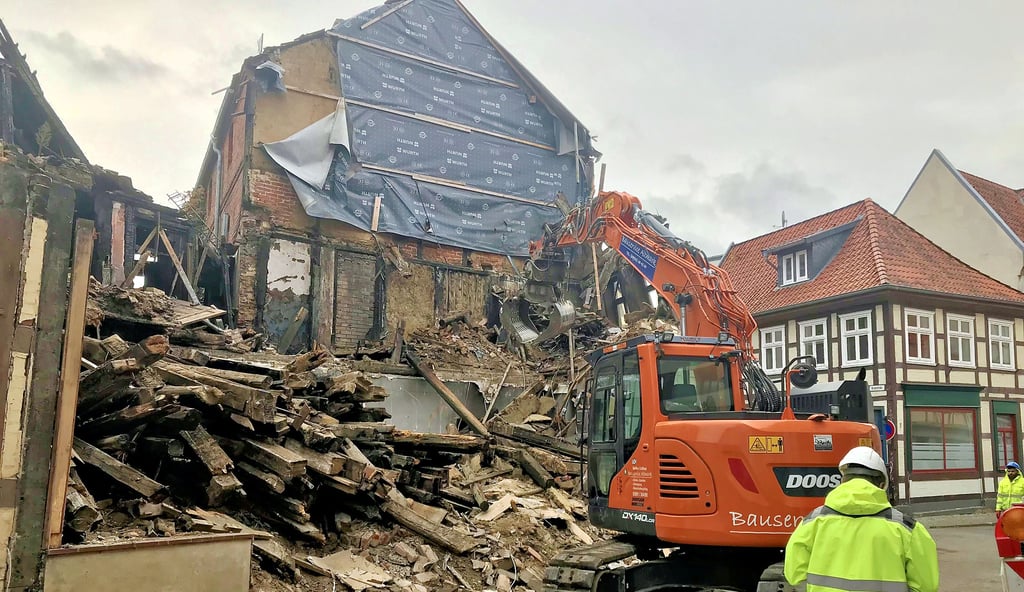 Das abgebrannte Haus in der Holzmarktstraße in Salzwedel war einsturzgefährdet und wird nun abgerissen.