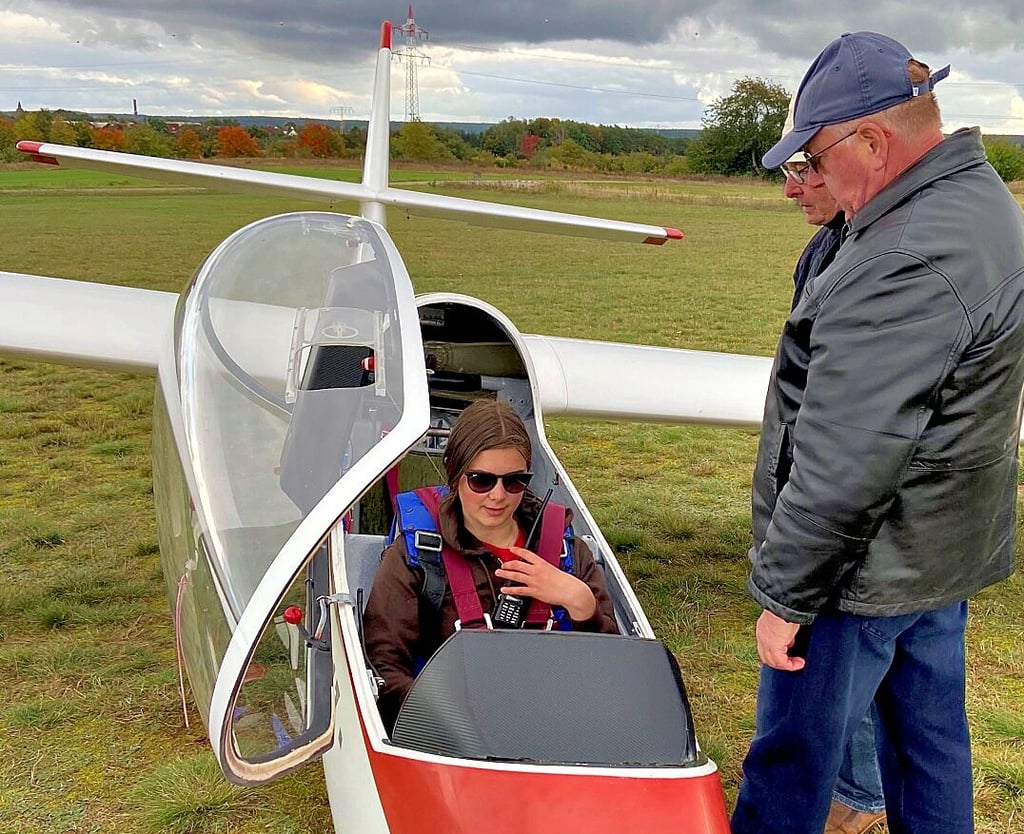 Julia Becker nach ihrem ersten Alleinflug: Die Fluglehrer Gert Fischer (vorn rechts) und Harald Lange gratulieren.
