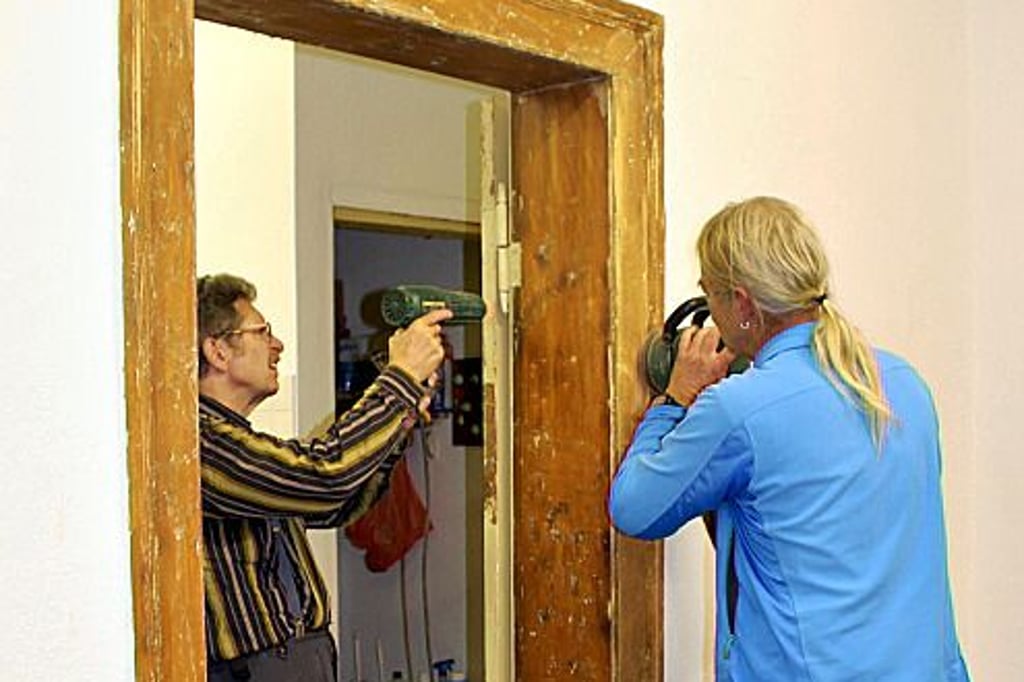 Peter Schmidt und Michael Baumgart sind hier mit dem Abschleifen der Türen in Gange.