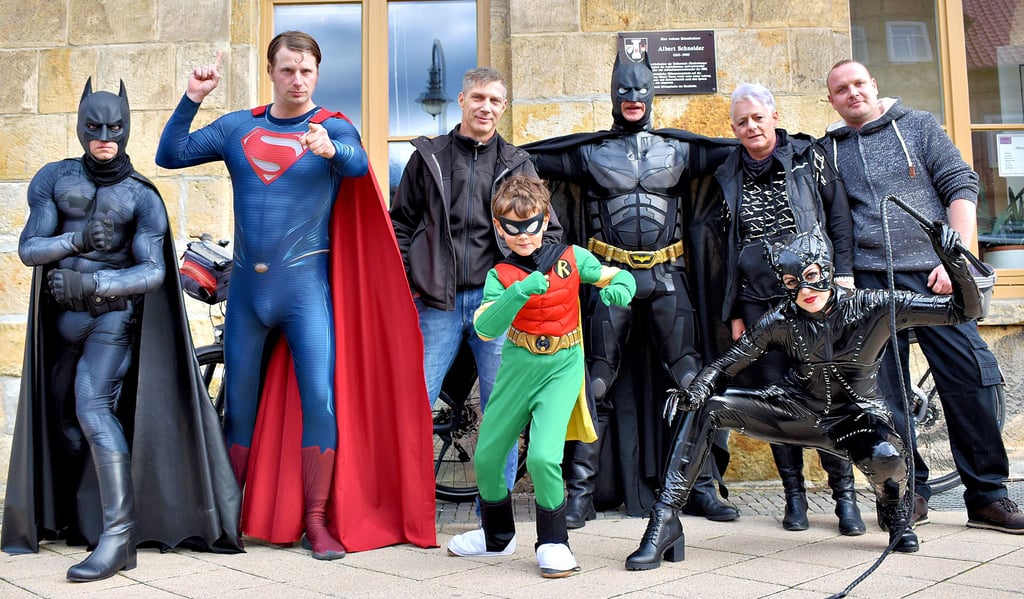 Die Organisatoren des Blankenburger Vorweihnachtsmarktes hatten sich auch in diesem Jahr wieder etwas Besonderes einfallen lassen – und die Superhelden Batman, Superman und Catwoman engagiert.