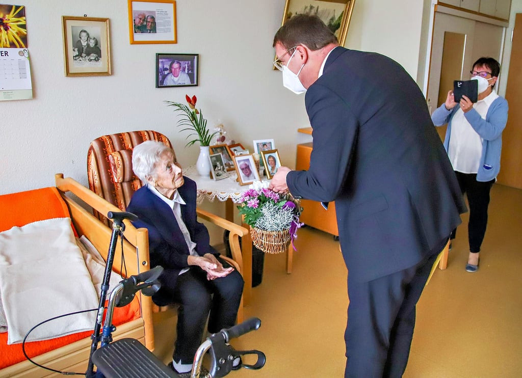 Dora Zander werden Glückwünsche überbracht.