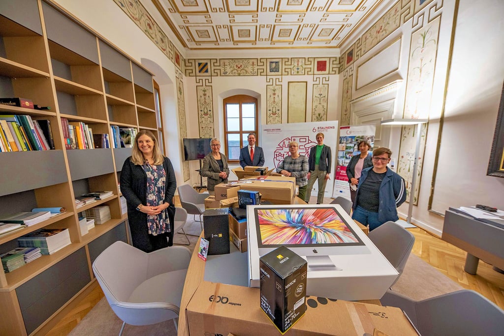 Im Schloss Großkühnau, dem Sitz der Kulturstiftung Dessau-Wörlitz, wurde Equipment für die Öffentlichkeitsarbeit in den Welterbestätten des Landes überreicht. Damit soll die Arbeit in sozialen Netzwerken ausgebaut werden.