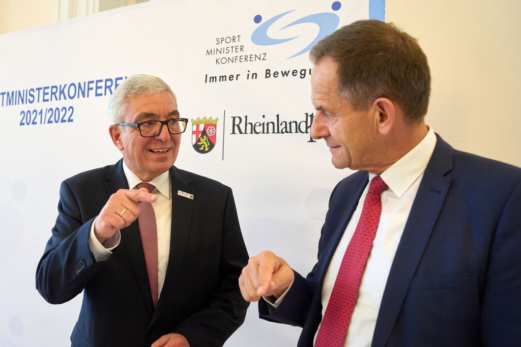 Der rheinland-pfälzische Innenminister Roger Lewentz (l) im Gespräch mit DOSB-Chef Alfons Hörmann.