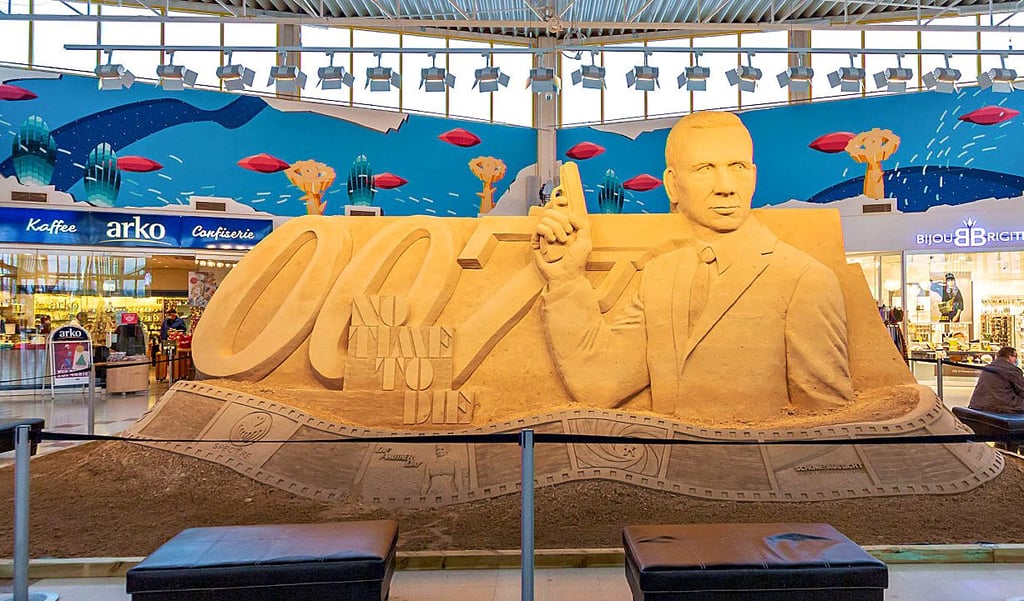 Die „Bond“-Skulptur im EKZ soll der Weihnachtsdeko weichen.