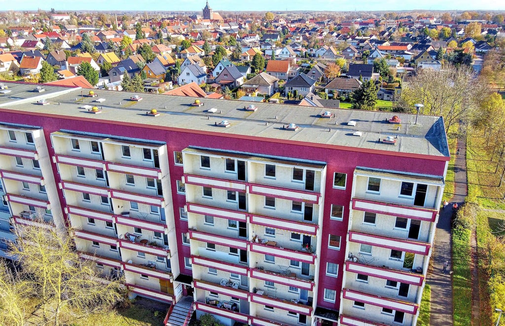 Blick auf die Fröbelstraße 10-12 im Osterburger Wohnquartier An der Golle. Dort sind die oberen beiden Etagen bereits leergezogen. Sie sollen nach den Plänen der Wohnungsgesellschaft stillgelegt werden.