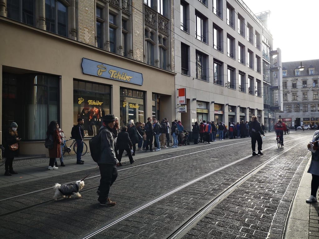 Viele Hallenser stehen am Montag Schlange, um in den neuen Second Hand-Laden in der Großen Ulrichstraße zu gehen.