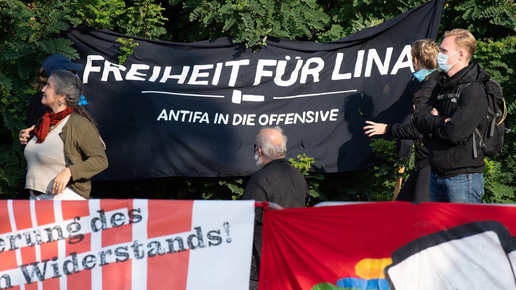 Demonstranten halten vor Beginn eines Prozess gegen eine Frau und drei Männer ein Transparent mit der Aufschrift "Freiheit für Lina" vor dem Oberlandesgericht Dresden. Nun wurden die Ermittlungen gegen die Studentin Lina E. im Zusammenhang mit einem Überfall auf eine Prokuristin einer Leipziger Immobilienfirma eingestellt.