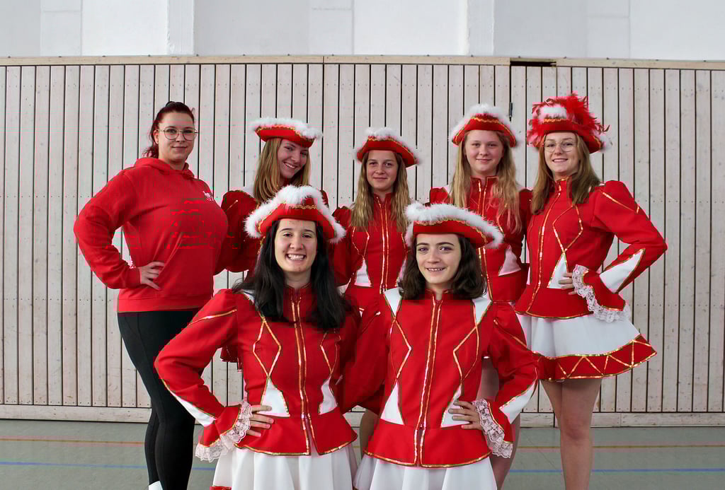 Trainerin Juliane Vogel mit der Garde: Matthea Schrödter, Nea Paufler, Felicitas Schade, Luisa Petrasch (v.l.n.r. hinten), Maya Seidel undEmily Pitschk