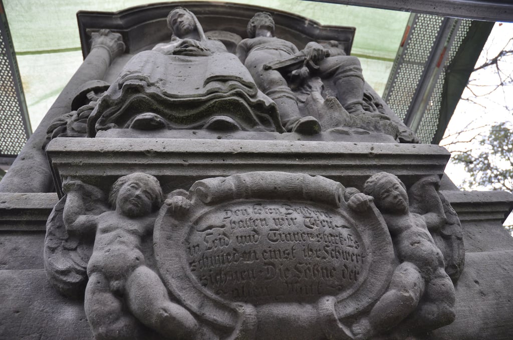 Derzeit wird das Kriegerdenkmal vor der Miester Kirche, das an die Gefallenen und Vermissten des Ersten Weltkrieges erinnert, saniert und ist deshalb eingerüstet. Gestaltet wurde es vom Berliner Künstler Hermann Hosaeus. Am 4. Dezember 1921 wurde es eingeweiht.
