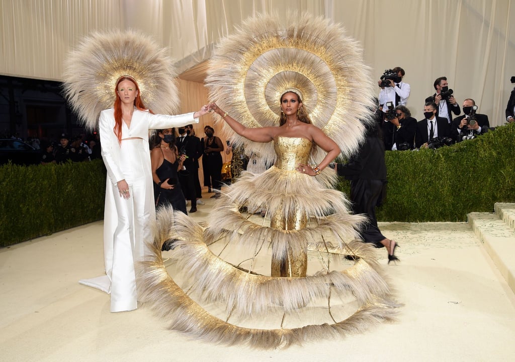 Harris Reed (l) und Iman: Ihr Kleid mit riesigem Hut solle „ein Licht nach all dieser Dunkelheit“ symbolisieren, sagte das Model.