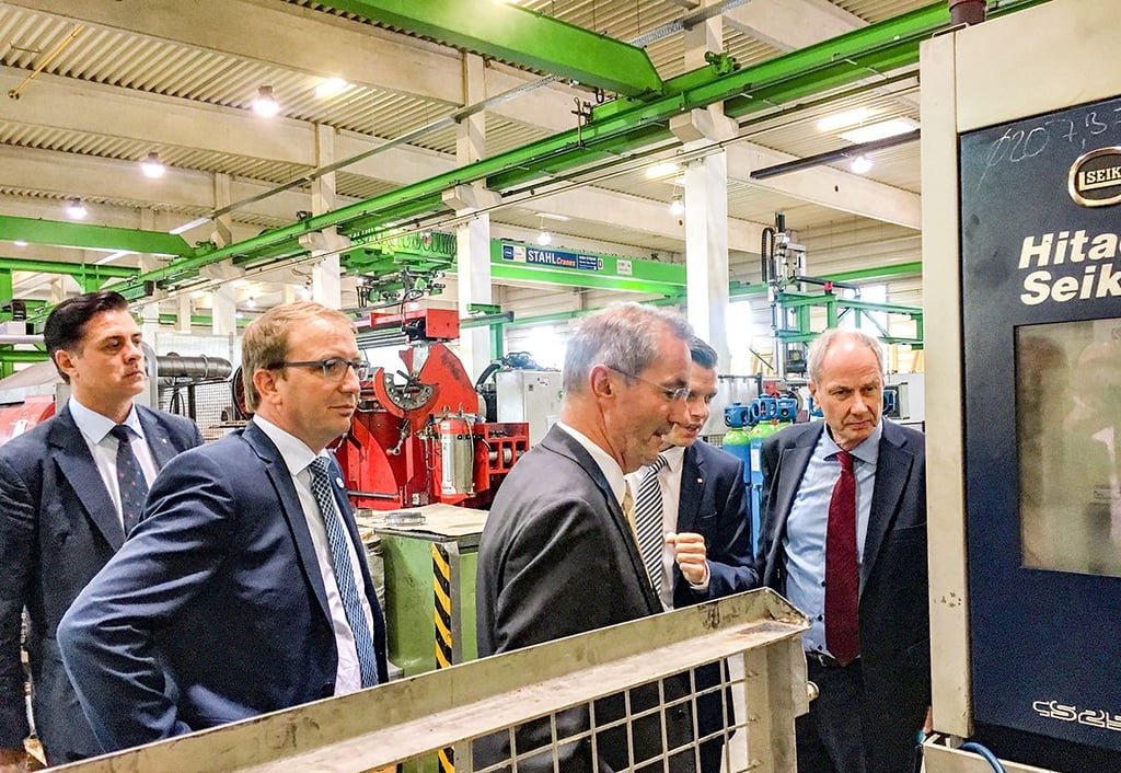 Firmenbesuch ASL: Besuch bei einem Ascherslebener Unternehmen zusammen mit Matthias Platzeck, ehem. Ministerpräsident von Brandenburg, Markus Bauer, Landrat Salzlandkreis, 2017