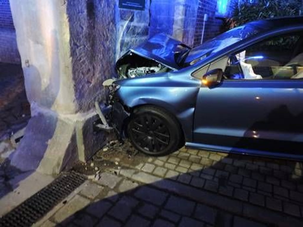 Ein 20-jähriger Autofahrer ist am Sonntag mit 1,97 Promille gegen einen Torbogen in Warsleben im Landkreis Börde gefahren. Der Mann verletzte sich und musste in ein Krankenhaus gebracht werden.