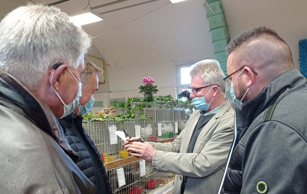 Vereinsvorsitzender Olaf Meseberg (zw.v.r.) zeigt Lostaus Ortsbürgermeister Thomas Voigt, Mösers Gemeindebürgermeister Bernd Köppen und Hohenwarthes Ortsbürgermeister Frank Winter (v.ln.r.) die Ausstellung.
