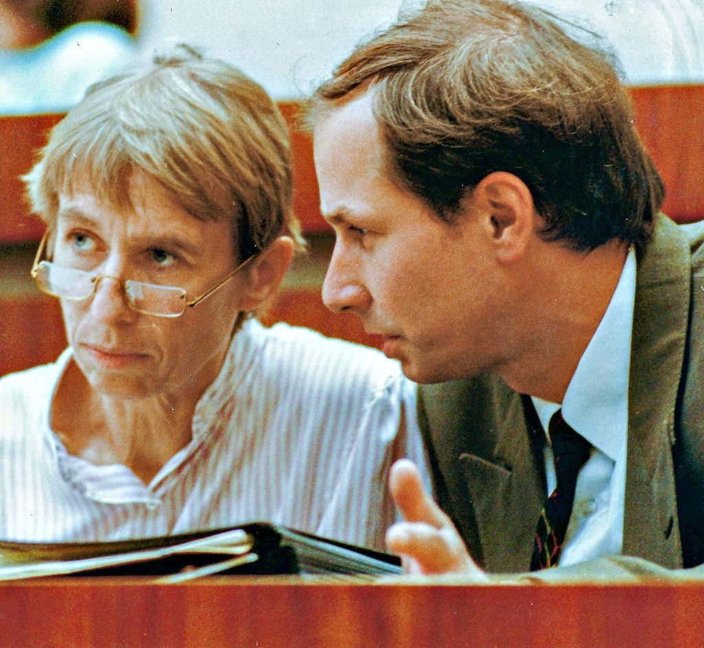 Eberhard Brecht im Gespräch mit Regine Hildebrandt, Sozialministerin im DDR-Kabinett von Lothar de Maizière, in der Volkskammer 1990.