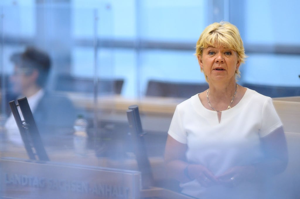 Cornelia Lüddemann spricht im Plenarsaal des Landtages.