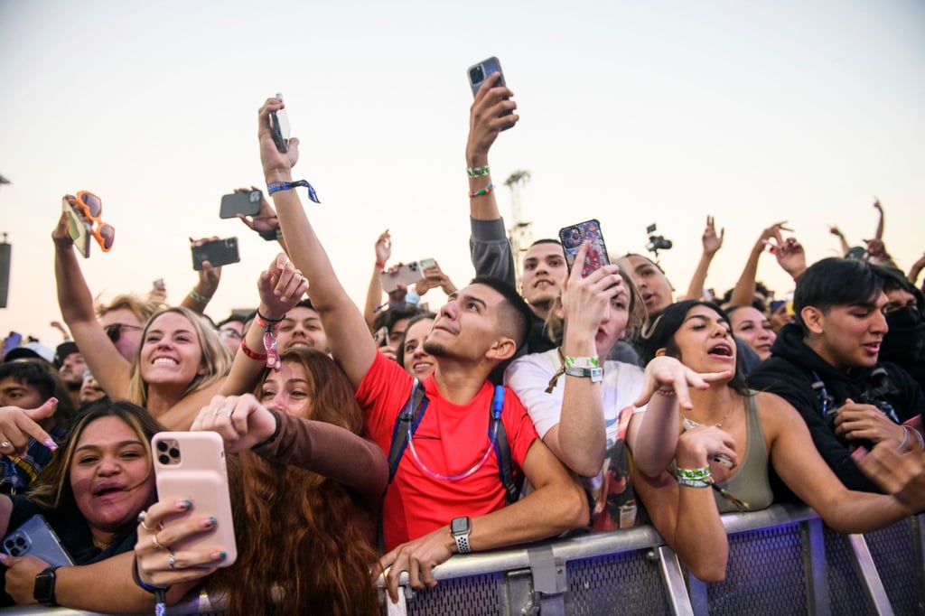Festivalbesucher stehen dicht gedrängt hinter einer Absperrung beim Astroworld Festival in Houston.