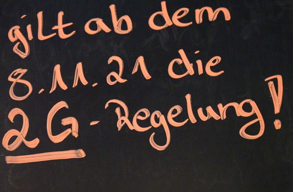Im Kampf gegen hohe Corona-Infektionszahlen gilt in Sachsen seit Montag in weiten Teilen des öffentlichen Lebens die 2G-Regel.