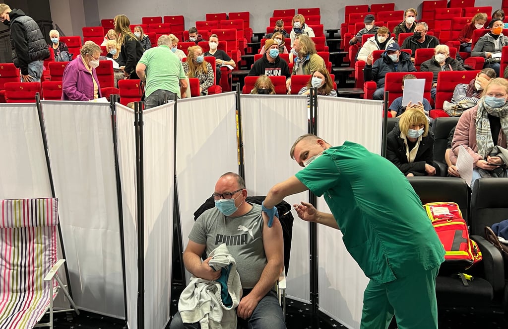 Zur dritten Imfaktion im Stendaler Kino kamen am Sonnabend 224 Impfwillige. Einer von ihnen war Enrico Warnk aus Goldbeck, der seine Spritze von Timo Briest erhielt.