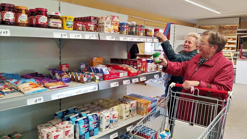 Ingrid Thiel (l.) und Anita Schweigert sind an diesem Morgen zwei der ersten Besucher im neuen Ditfurter Markt. Hier finden sie alles für den täglichen Bedarf.