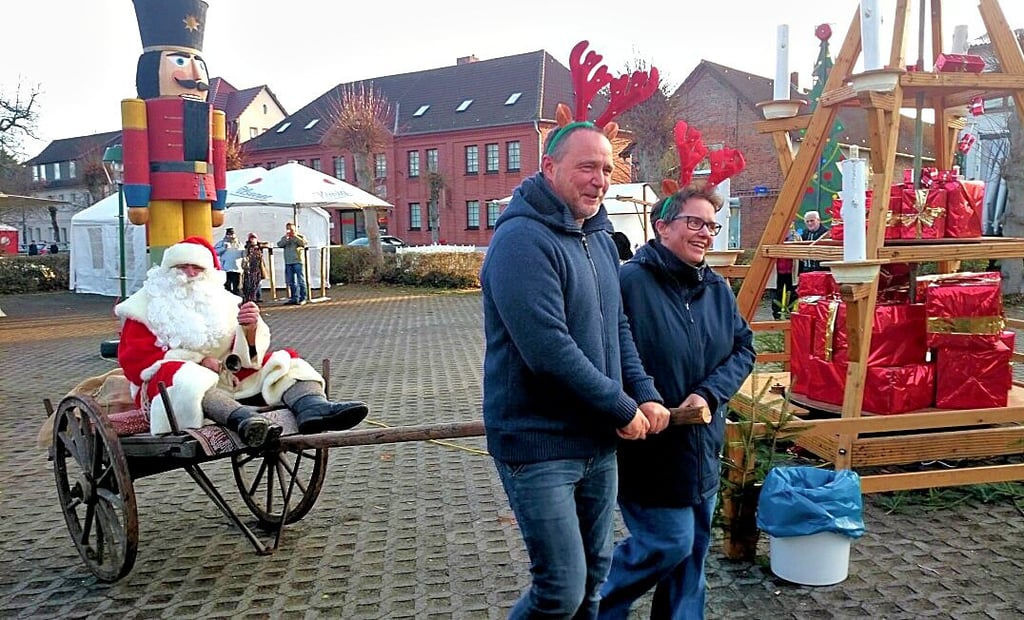Da war die Welt noch in Ordnung: Der Weihnachtsmann wurde 2018 von „Rentieren“ auf den Miester Marktplatz gezogen.