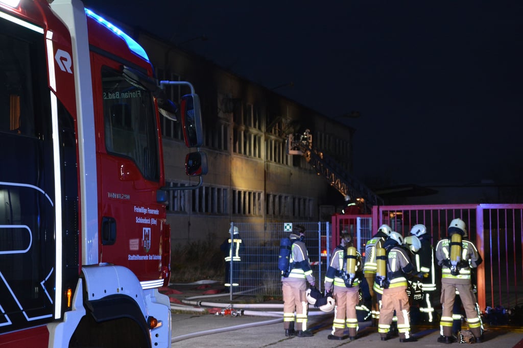 In dieser Halle auf dem Gelände des ehemaligen Gummiwerk in Schönebeck, in der sich einst eine Kartbahn befunden hat, brannte es am späten Montagnachmittag (8. November 2021).