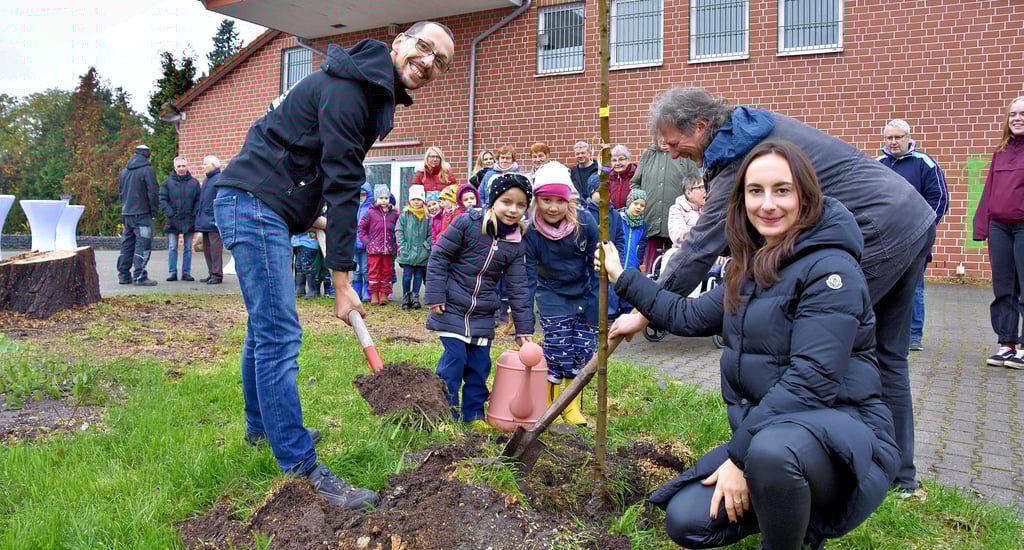 Einen Apfelbaum pflanzen Luisa Bahrs von Edeka-Bahrs, Bäckermeister Denni Nizschke (l.) und Biosphärenreservatsleiter Fred Braumann bei der Eröffnung des Gemeinschaftsgartens. Enni (l.) und Sophia von der Kita „Abenteuerland“ gießen das Bäumchen.