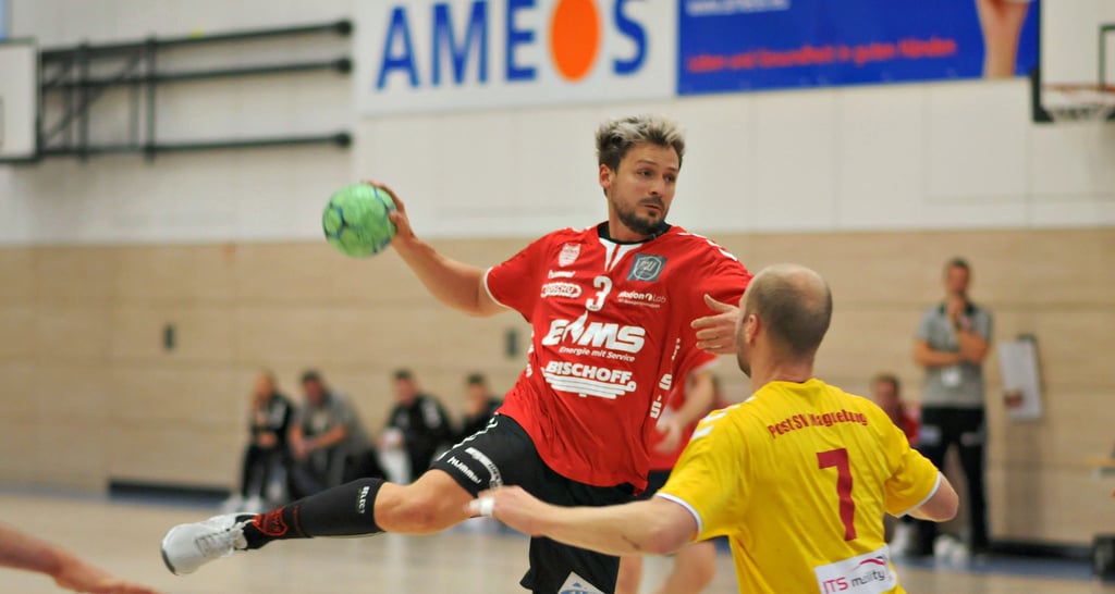 Steffen Cieszynski (l.) steuerte vier Tore zum Heimsieg von Rot-Weiss Staßfurt gegen den Post SV Magdeburg bei. Damit stehen die Bodestädter als einziges ungeschlagenes Team weiter an der Spitze der Handball-Sachsen-Anhalt-Liga.