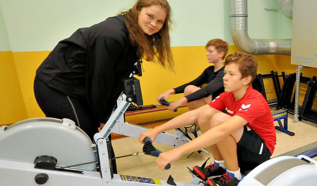 U-19-Vizeweltmeisterin und „Lehrerin“: Anne Schepinski überwacht hallesche Sportschüler der Klassenstufen 7/8 beim Training auf dem Ruder-Ergometer.