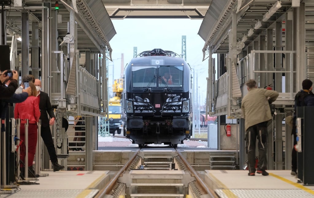 Ein Triebwagen fährt in eine Halle der Deutschen Bahn hinein.