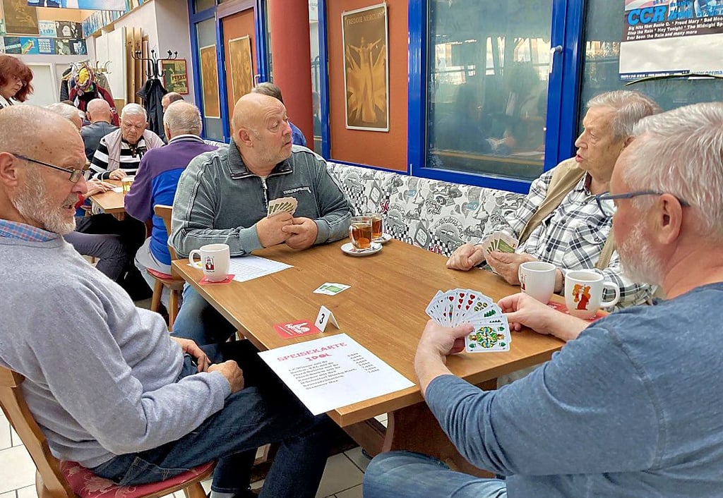Vor, während und nach dem Spiel mit anderen Teilnehmern austauschen, darum geht es vielen Spielern, die sich an der Magdeburger Stadtmeisterschaft im Skat beteiligen.