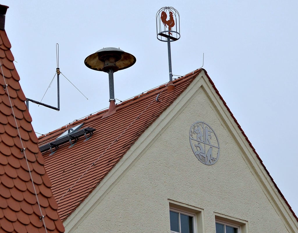 Auf dem Dach des Tangermünder Feuerwehrgerätehauses steht eine Motorsirene, gebaut im Jahre 1970, und ist noch voll funktionstüchtig.