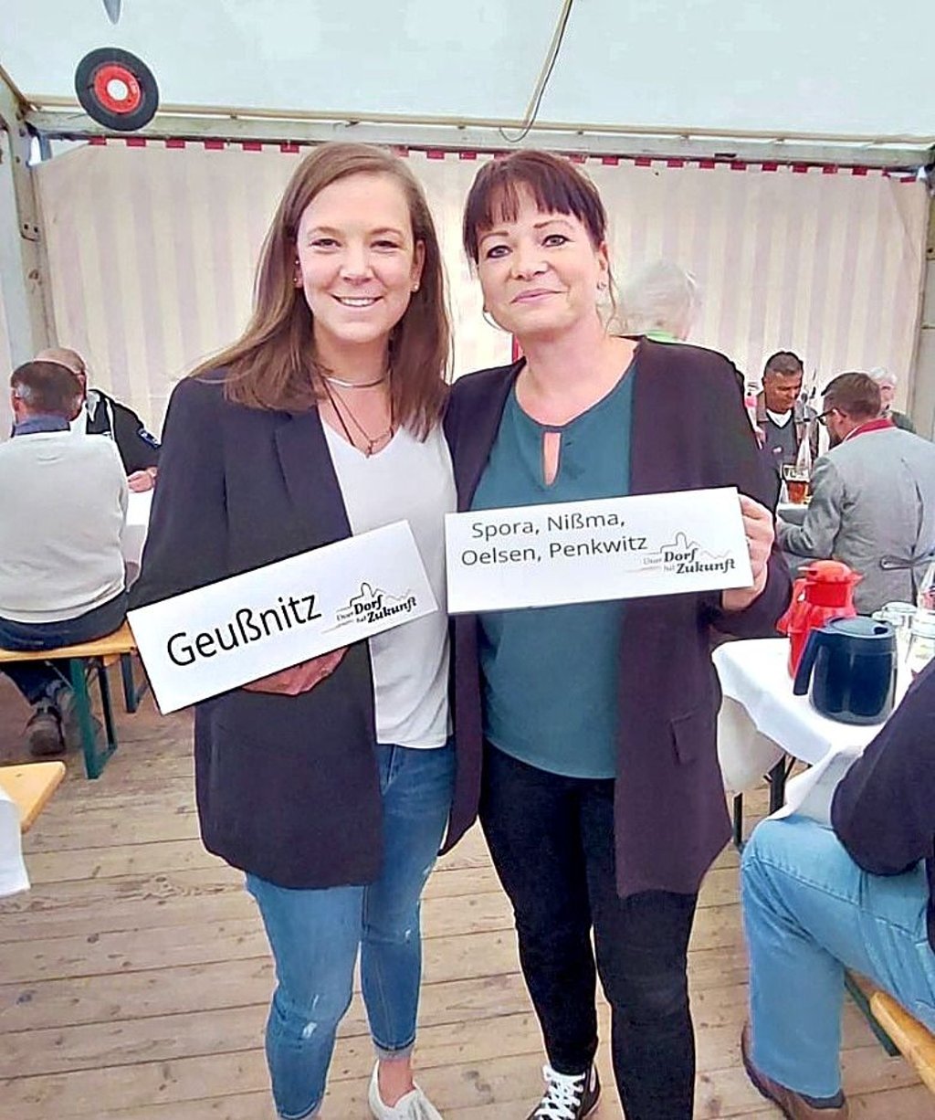 Juliane Kügler (l.) und Katharina Oswald freuen sich über die Silbermedaille.