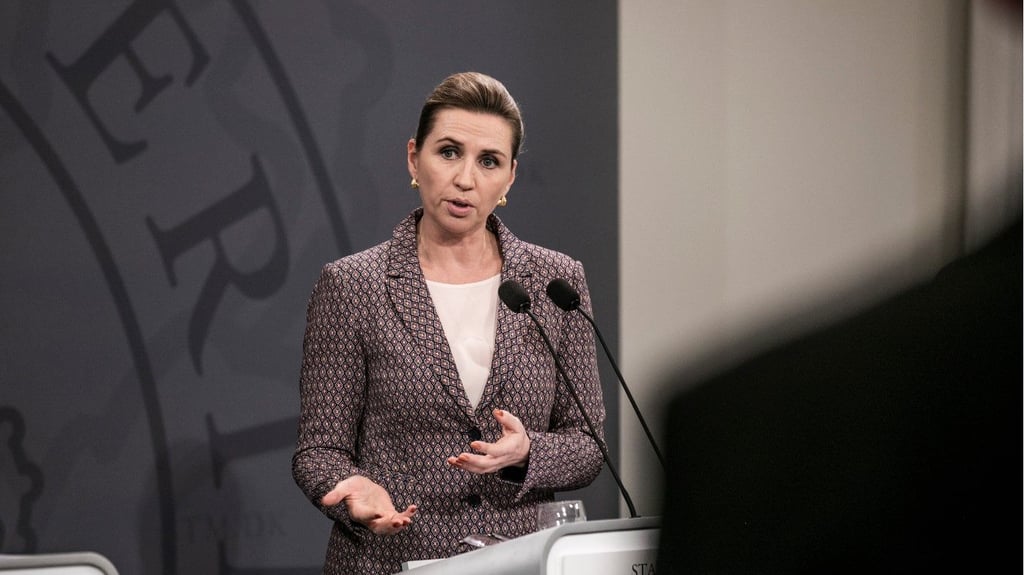 Angesichts steigender Corona-Zahlen will die dänische Regierung um Ministerpräsidentin Mette Frederiksen das öffentliche Leben wieder einschränken.