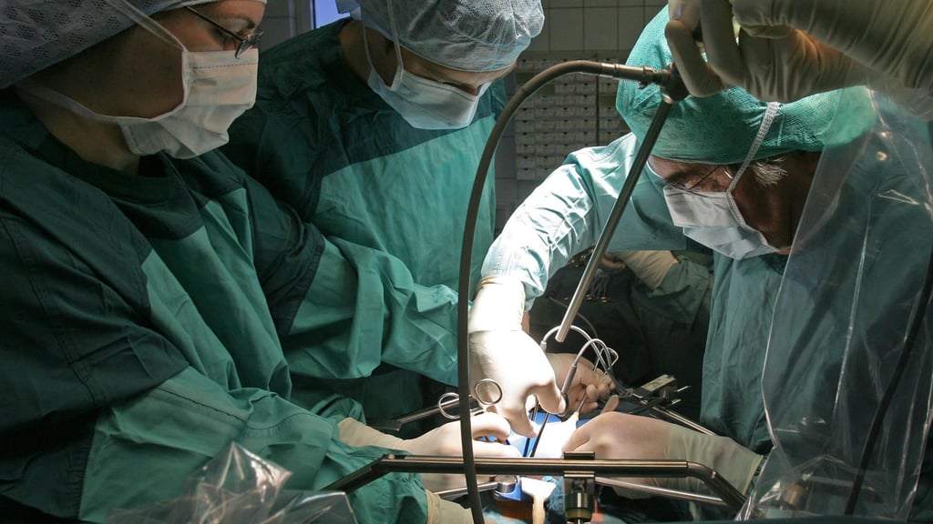 In den Krankenhäusern in Sachsen-Anhalt gibt es nach Angaben der Krankenhausgesellschaft Überlegungen, planbare Operationen wegen der angespannten Corona-Lage komplett abzusagen.