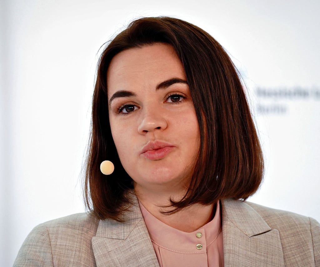 Die parteilose belarussische Oppositionsführerin Swetlana Tichanowskaja war Kandidatin bei den von Protest und Gewalt begleiteten Präsidentschaftswahlen 2020 in ihrer Heimat. Präsident Alexander Lukaschenko wurde zum Sieger erklärt. Tichanowskaja forderte die Freilassung politischer Gefangener und neue, freie Wahlen. Bedroht und verfolgt, floh sie ins Exil nach Litauen und streitet weiter für ein freies Weißrussland.