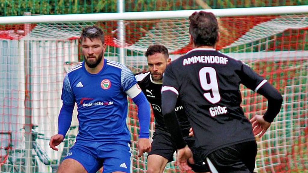 Die Ammendorfer attackieren Westerhausens Neumann (l.).