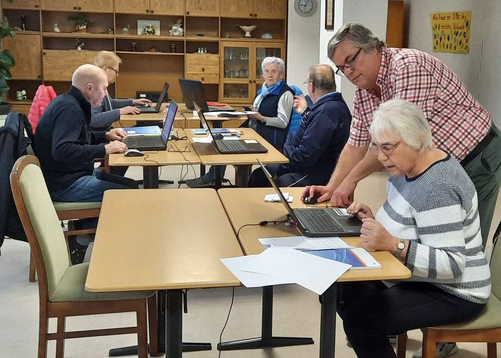 Blick in den "Schulungsraum" bei der Volkssolidarität. Wenn es mal hakte, half Dozent Uwe Küchenhoff aus.
