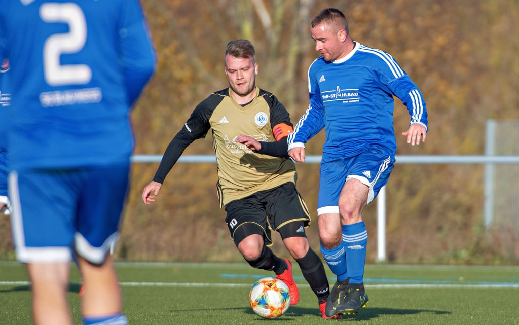 Der Bad Kösener Maik Grottel (r.), hier mit Freyburgs Kapitän Philipp Wenzel, war als vierfacher Torschütze der Mann des Spiels im Jahnsportpark.