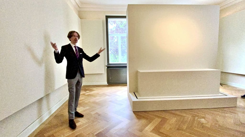 Das Podest für den Cranach Altar, dem Prunkstück der Ausstellung im Schloss Georgium, bleibt ebenso verwaist, wie die Wände. Noch immer gibt es große Probleme mit der Klimatisierung, sagt Galeriedirektor Ruben Rebmann.