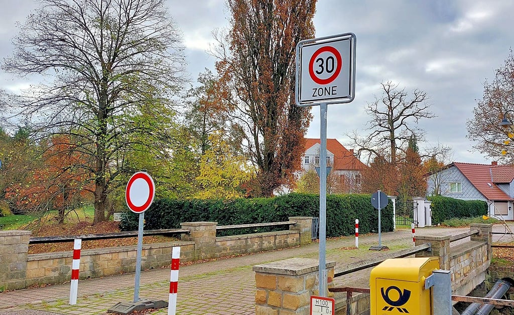 Zwar ist die Durchfahrt verboten, dennoch gilt auch an der Bauhofbrücke in Walbeck ab sofort Tempo 30 und rechts vor links.
