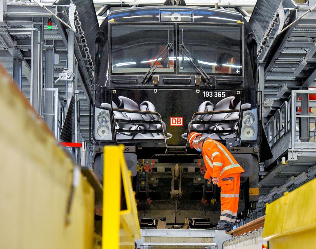 In der neuen Lokwerkstatt arbeiten 75 Mitarbeiter. Sie sollen bis zu 25 Loks pro Woche in Schuss halten.