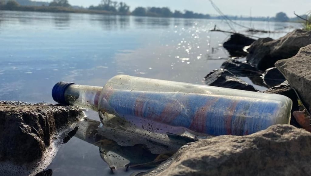 Am Barbyer Stadthafen wird des öfteren Flaschenpost aus der Elbe gefischt.