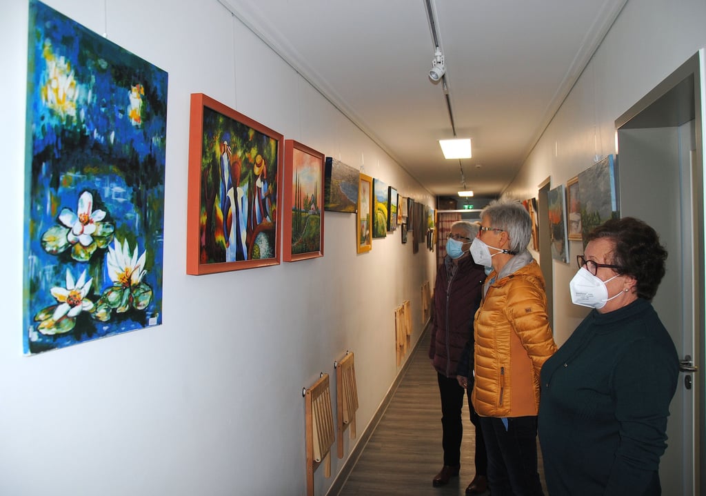 Bilder der Neuferchauerin Christina Pauls (rechts) sind noch bis Februar in den Räumen der Beetzendorfer Arztpraxis zu sehen.