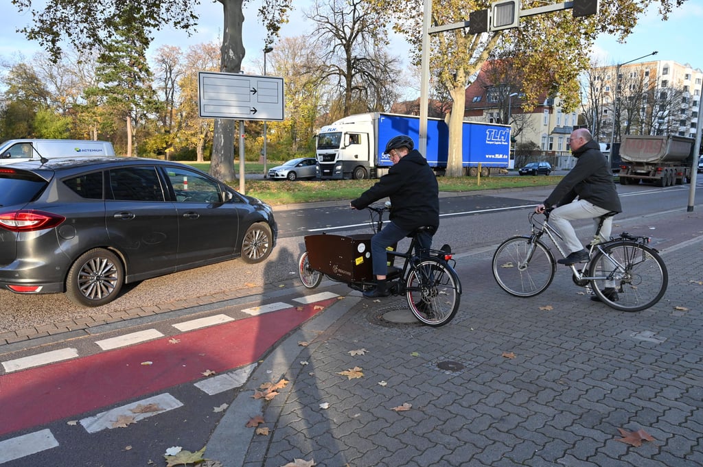 Die Walther-Rathenau-Straße/B1 in Magdeburg ist für Fußgänger und Radfahrer nur schwer zu überqueren.